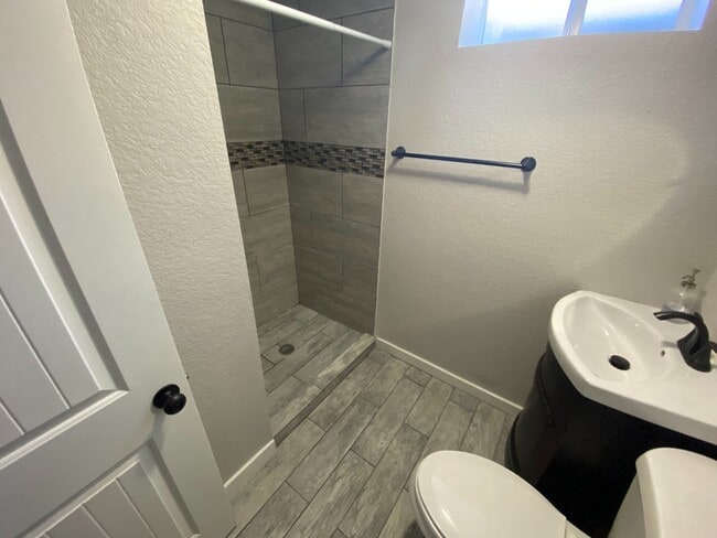 Building Photo - Great Home Close to Downtown - License #20...