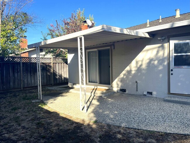 Building Photo - 584 Harvard Ave