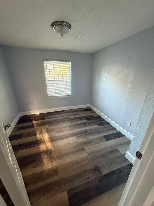 Building Photo - Fully Renovated 3/1 Single Family House Available for Immediate Rent!