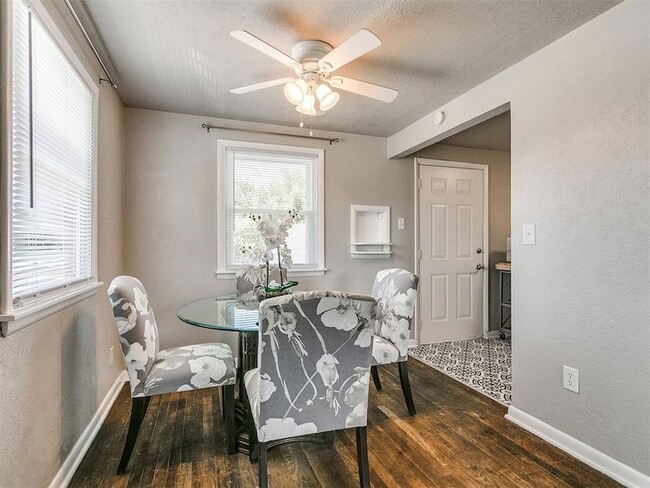 Building Photo - 203 E Brooks St