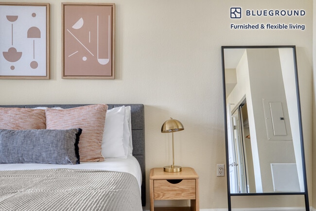 Building Photo - 853 Commodore Dr