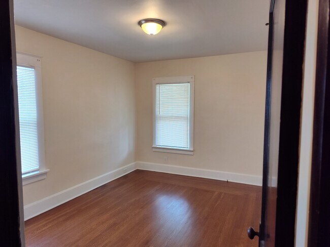 Building Photo - 5423 Rolston Ave