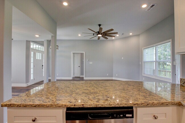 Building Photo - 133 Riverbend Dr