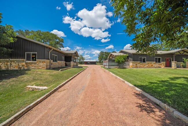 Building Photo - 1740 W Live Oak St