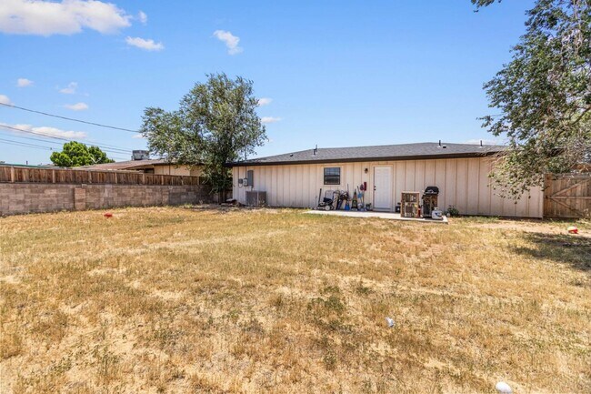 Building Photo - 4 bed 3 bath