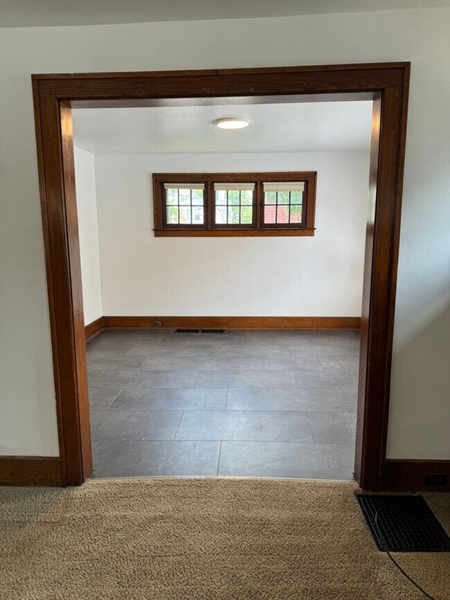 Building Photo - 845 E University Ave