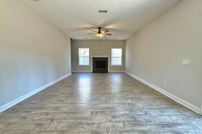 Building Photo - AVAILABLE EARLY DECEMBER (Small Pets Only)