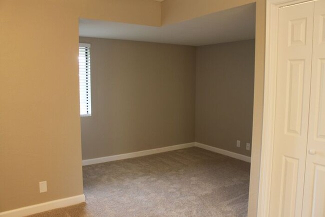 Building Photo - Beautiful Condo with two Master Suites!