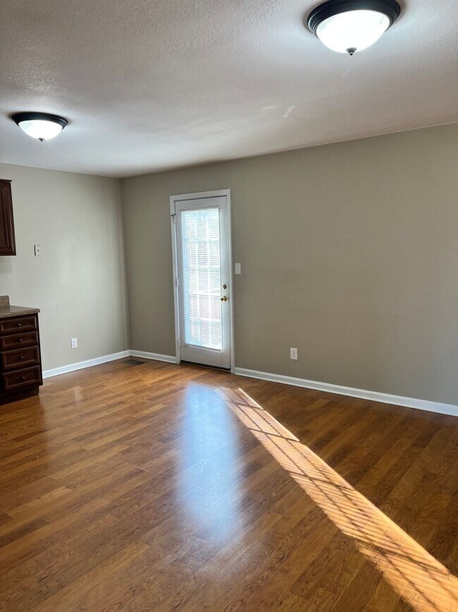 Building Photo - 3 bed/2bath Townhome freshly painted!