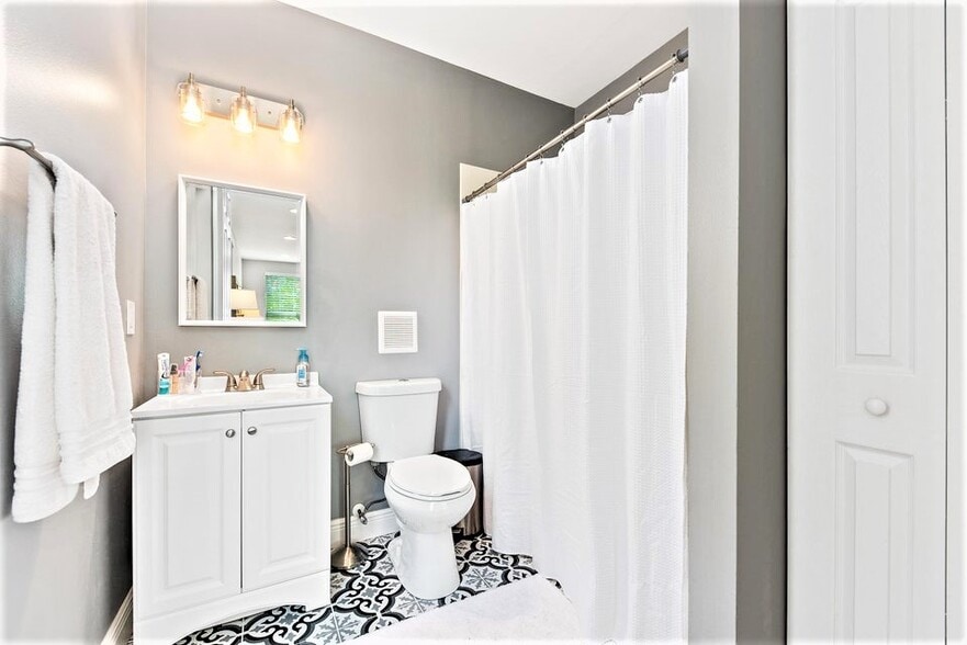 1st Floor Bath - 4321 Savannah Bay Pl