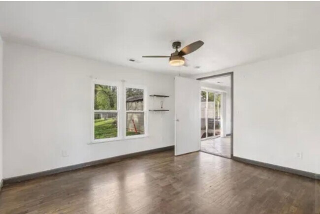 Building Photo - 3 Bedroom | 1 Bathroom | 1 Car Detached Ga...