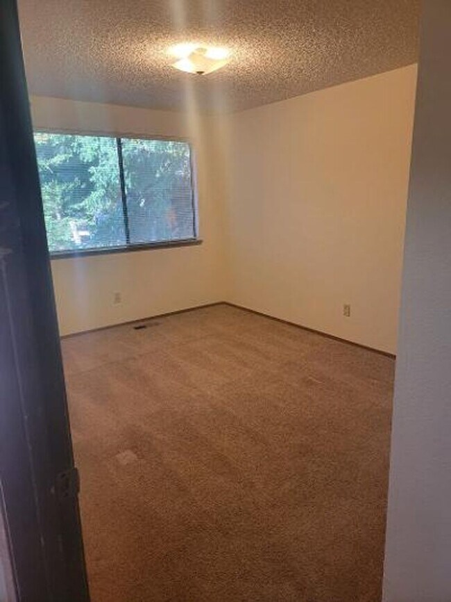 Building Photo - Classic North Tacoma 4 Bedroom Tri-Level with Peak a Boo View!