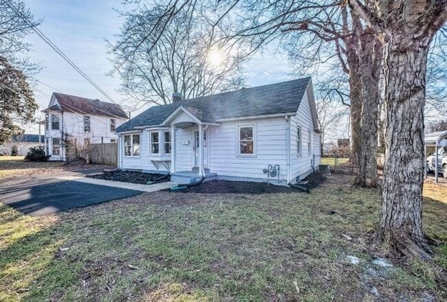 Building Photo - For Rent – 3-Bedroom Home with Basement & ...