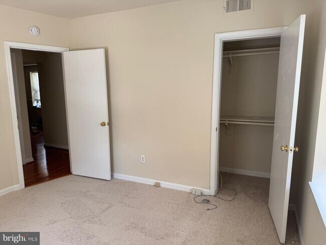 Building Photo - 1720 Queens Ln