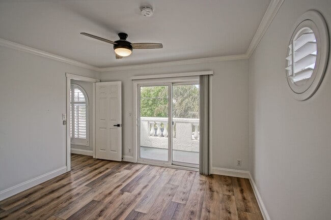Building Photo - Beautifully Remodeled, Detached Front Town...