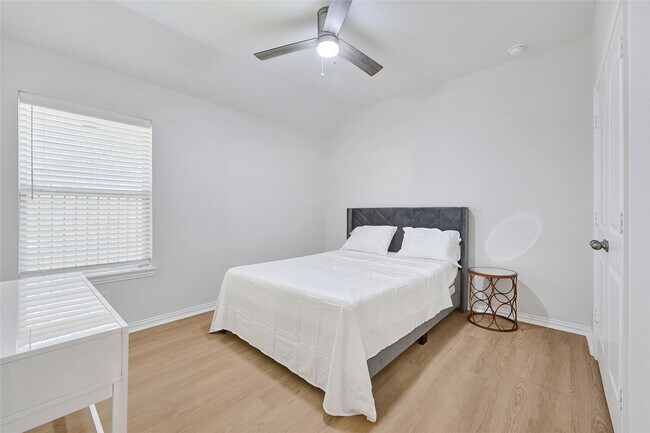 Building Photo - 562 Long Beach Bay Dr