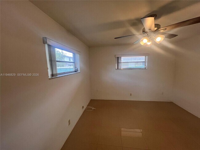 Building Photo - 5010 SW 26th Ave