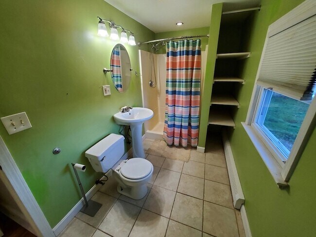 Building Photo - 450 Oak St