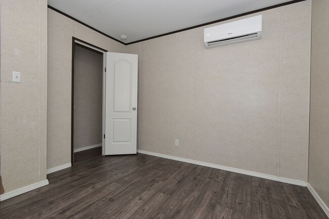 Building Photo - 550 Quail Run Cir