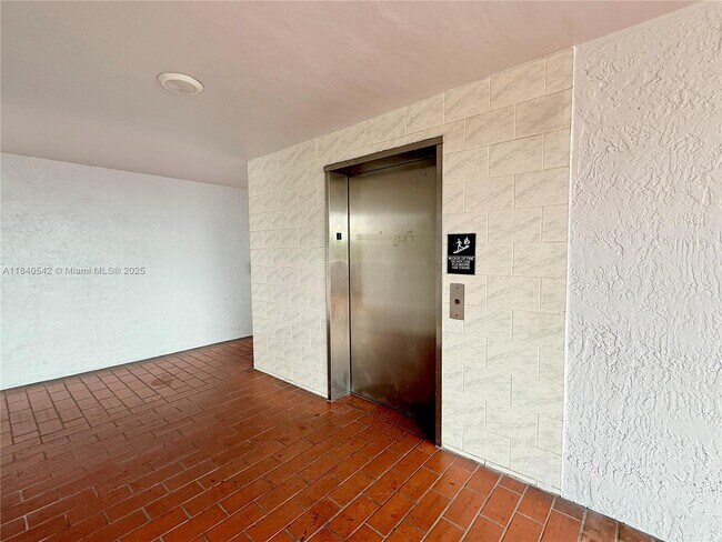 Building Photo - 5765 W 25th Ct