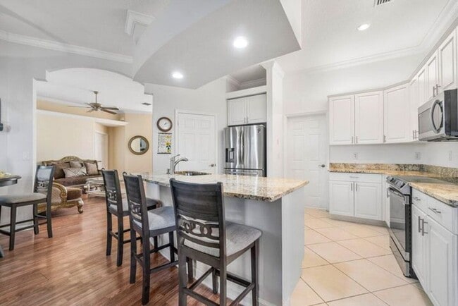 Building Photo - 146 Fernwood Crescent