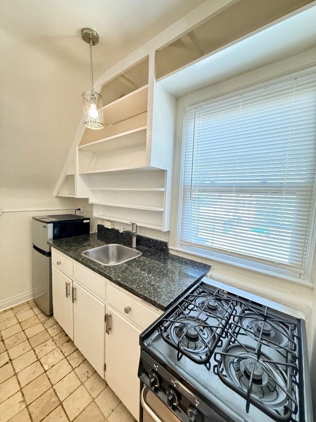 Building Photo - Unique Top floor Studio Apartment in Eclectic Capitol Hill House, Utilities Included!  Available ...