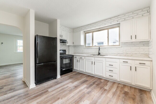 Building Photo - 2243 Safford Ave