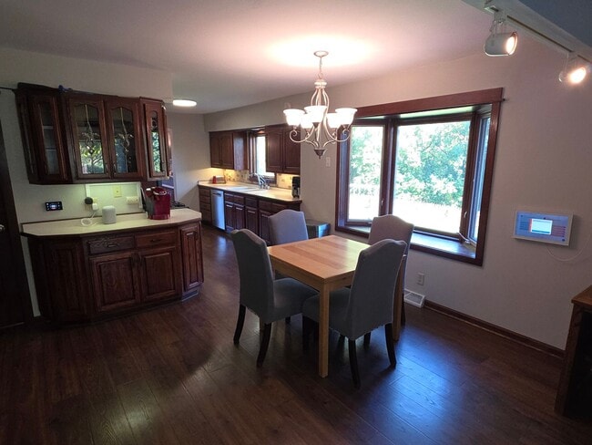 Building Photo - Updated 4 bedroom home in Merton