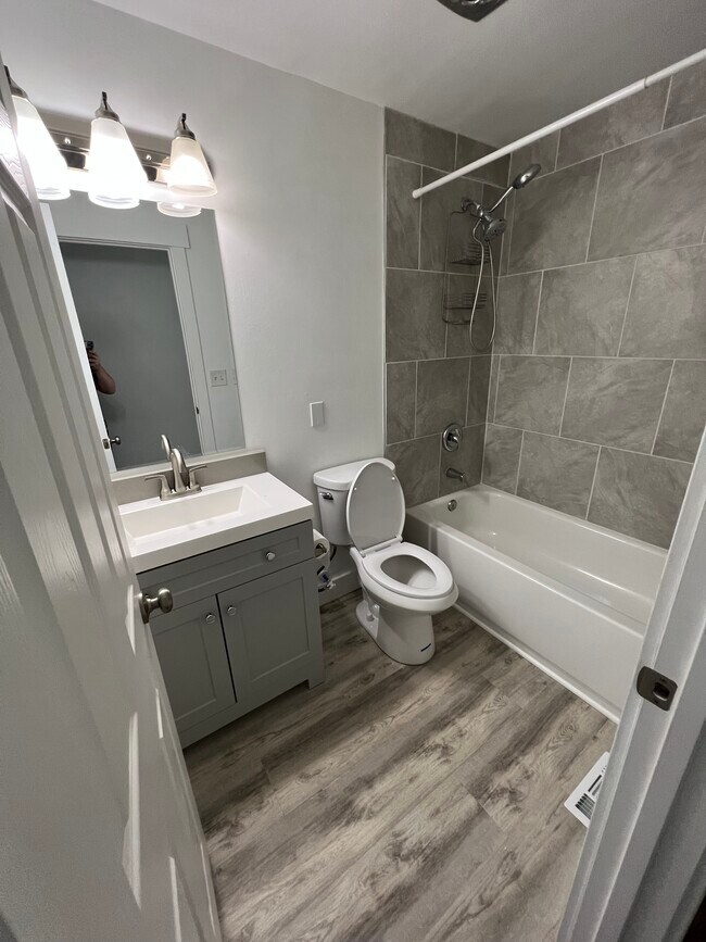 Building Photo - 825 E Larkspur Dr