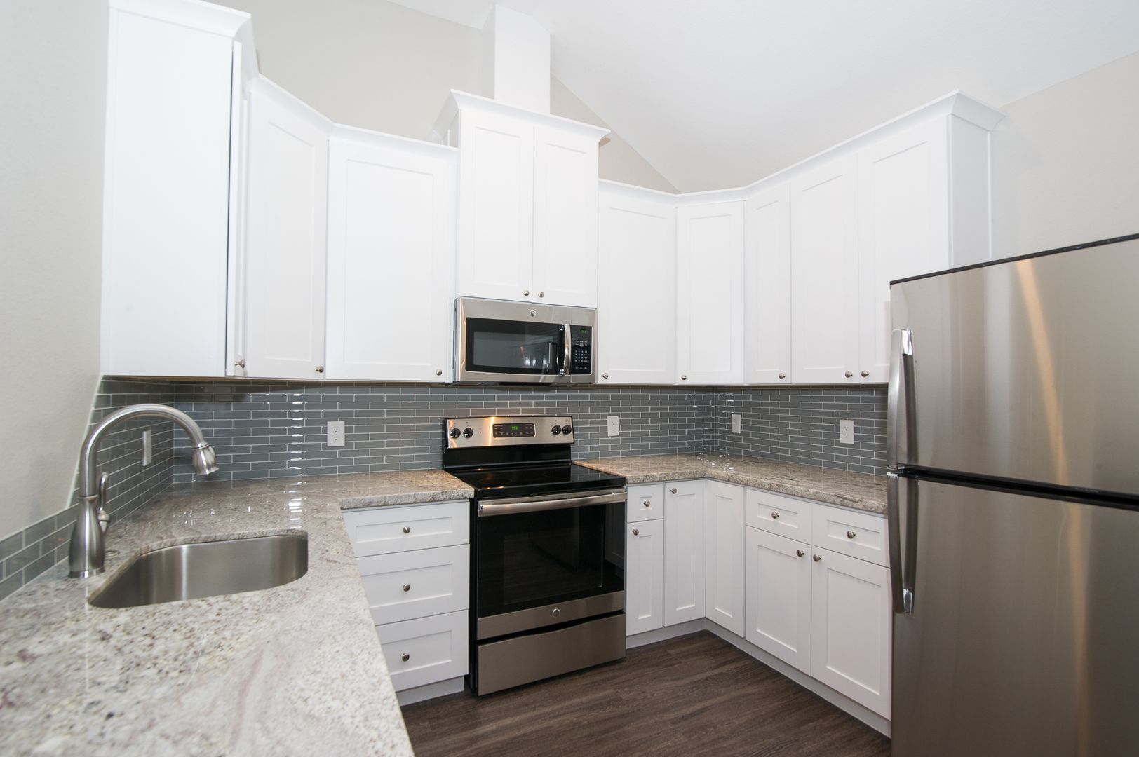 Building Photo - ADORABLE 2/1 APARTMENT CLOSE TO CAMPUS!