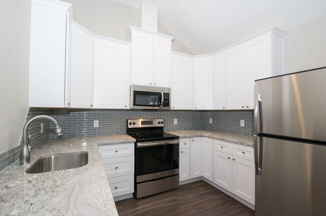 Building Photo - ADORABLE 2/1 APARTMENT CLOSE TO CAMPUS! DEC MOVE IN!