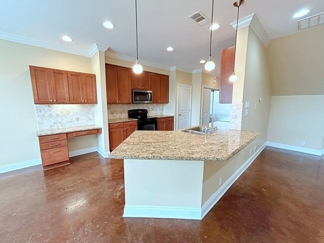 Building Photo - 3 Bedroom Townhouse in Gated Community off...