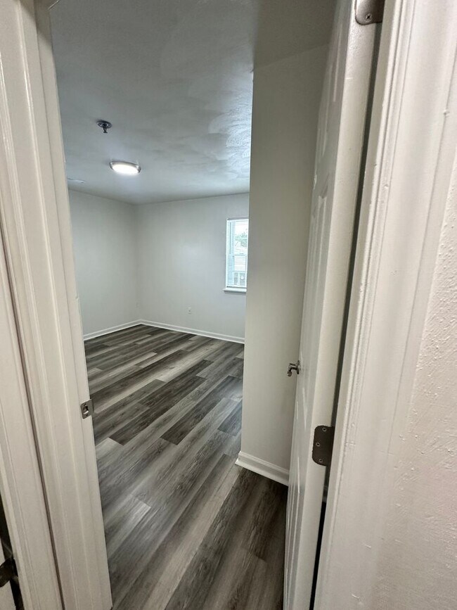 Building Photo - $1180 for 1 bedroom in a 4 Bedroom Apartme...
