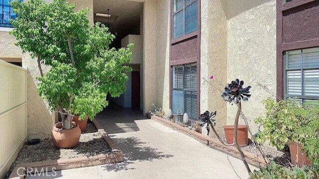 Building Photo - 585 W Duarte Rd