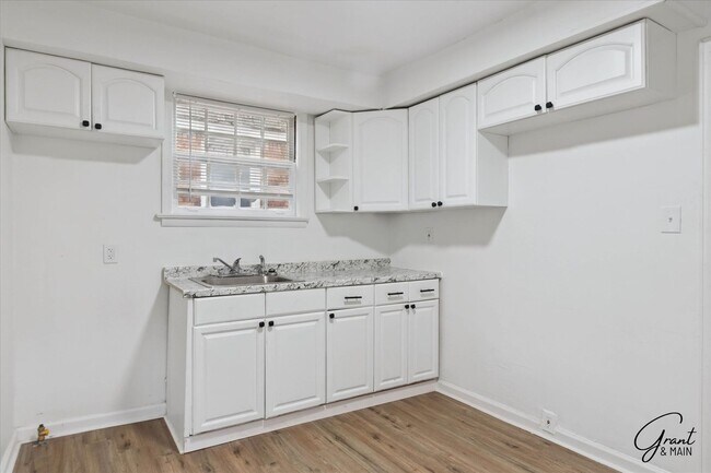 Building Photo - $1290 3 bedroom bungalow