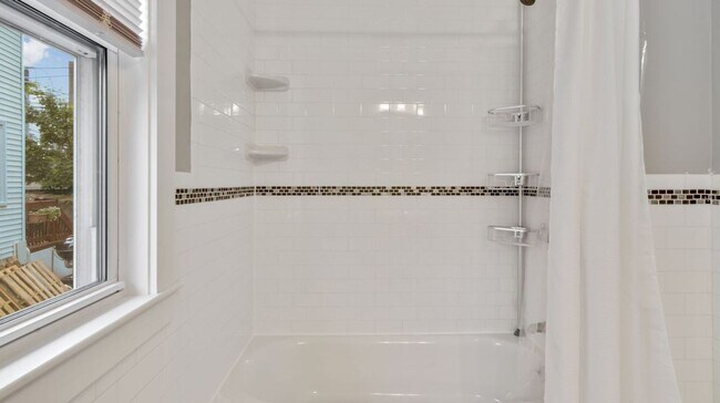 Building Photo - Nice 4.5 bedroom, 2-bathroom unit in lower Allston available for 9/1!