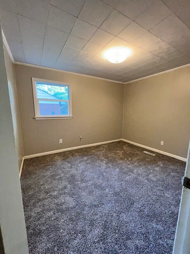 Building Photo - 1533 Hartford Rd