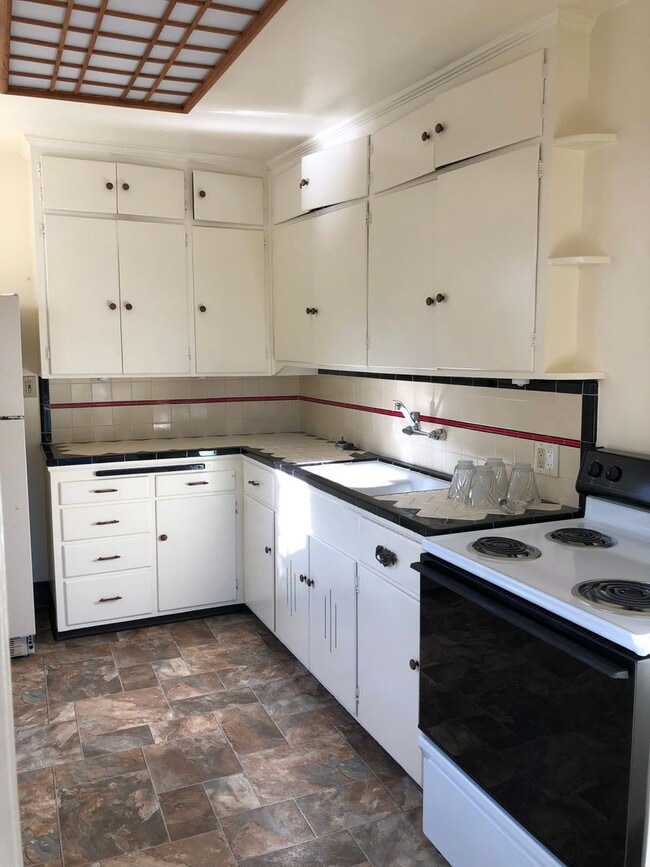 Building Photo - Old SW Reno Remodeled Duplex