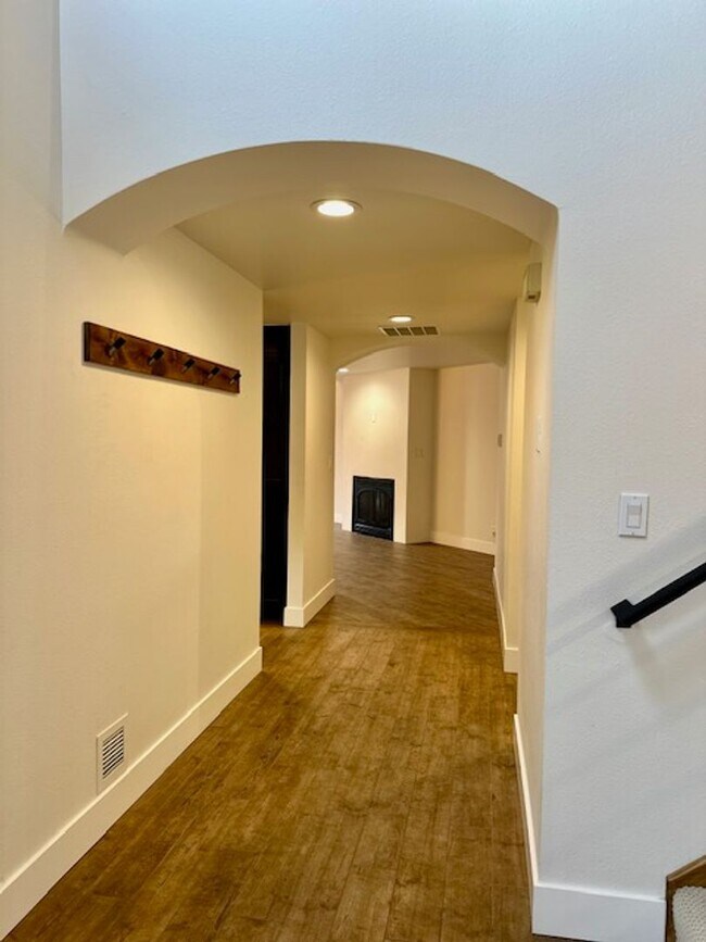 Building Photo - Riverfront Gated 2 Bedroom Luxury Condo!!