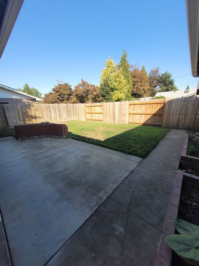 Building Photo - Updated, Single Level Home, 3BD/3BA, corne...