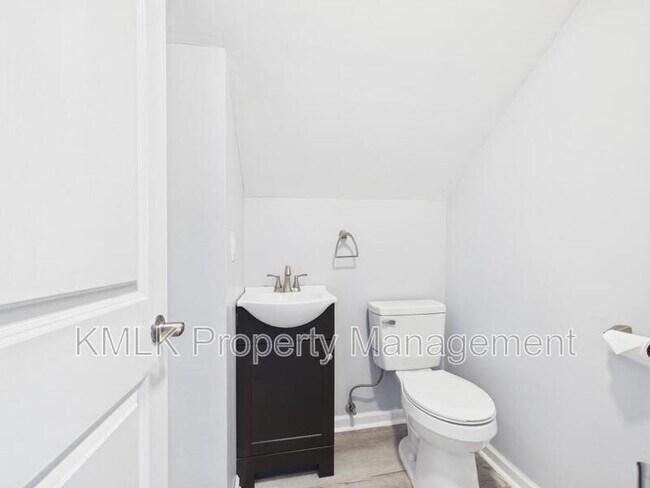 Building Photo - 1078 Lindsay Ave