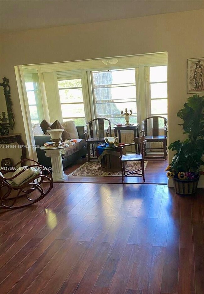 Building Photo - 1035 Country Club Dr