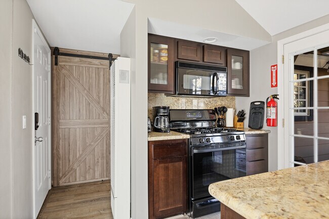 Building Photo - 590 Oak Knoll Cir