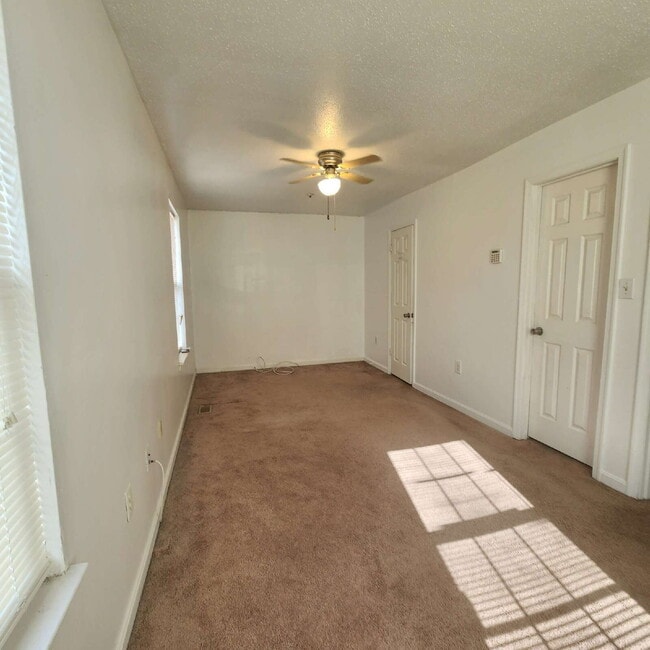 Building Photo - "Charming 3-Bed Townhouse with Finished Ba...