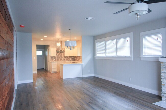 Building Photo - Historic 3/2 Adorable Remodel in Dignowity...