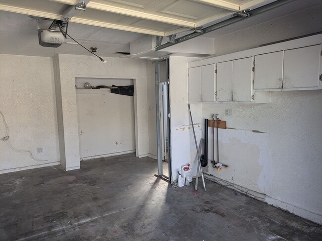 Building Photo - Studio ADU located behind a main house for...