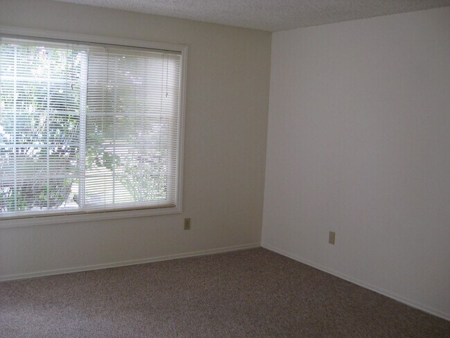 Building Photo - 2-Bedroom Townhouse in South Corvallis!
