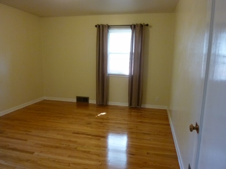 Building Photo - 825 E 35th Ave