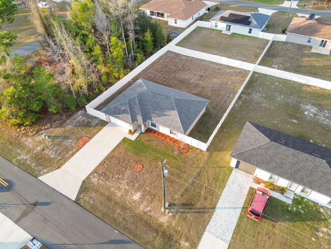 Building Photo - 3BR, 2BA Available Now with Fenced Yard and New Floors, North Marion Oaks