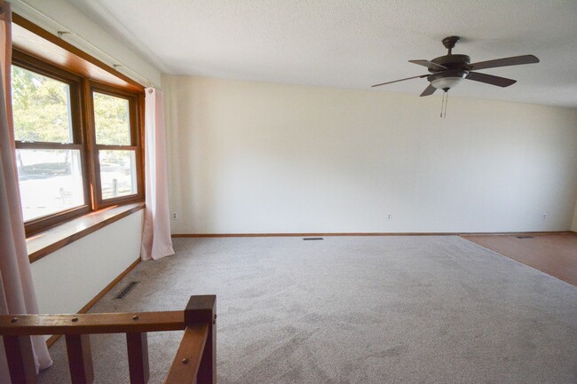 Building Photo - Spacious 2 Bed, 1.5 Bath Split-Level Townh...